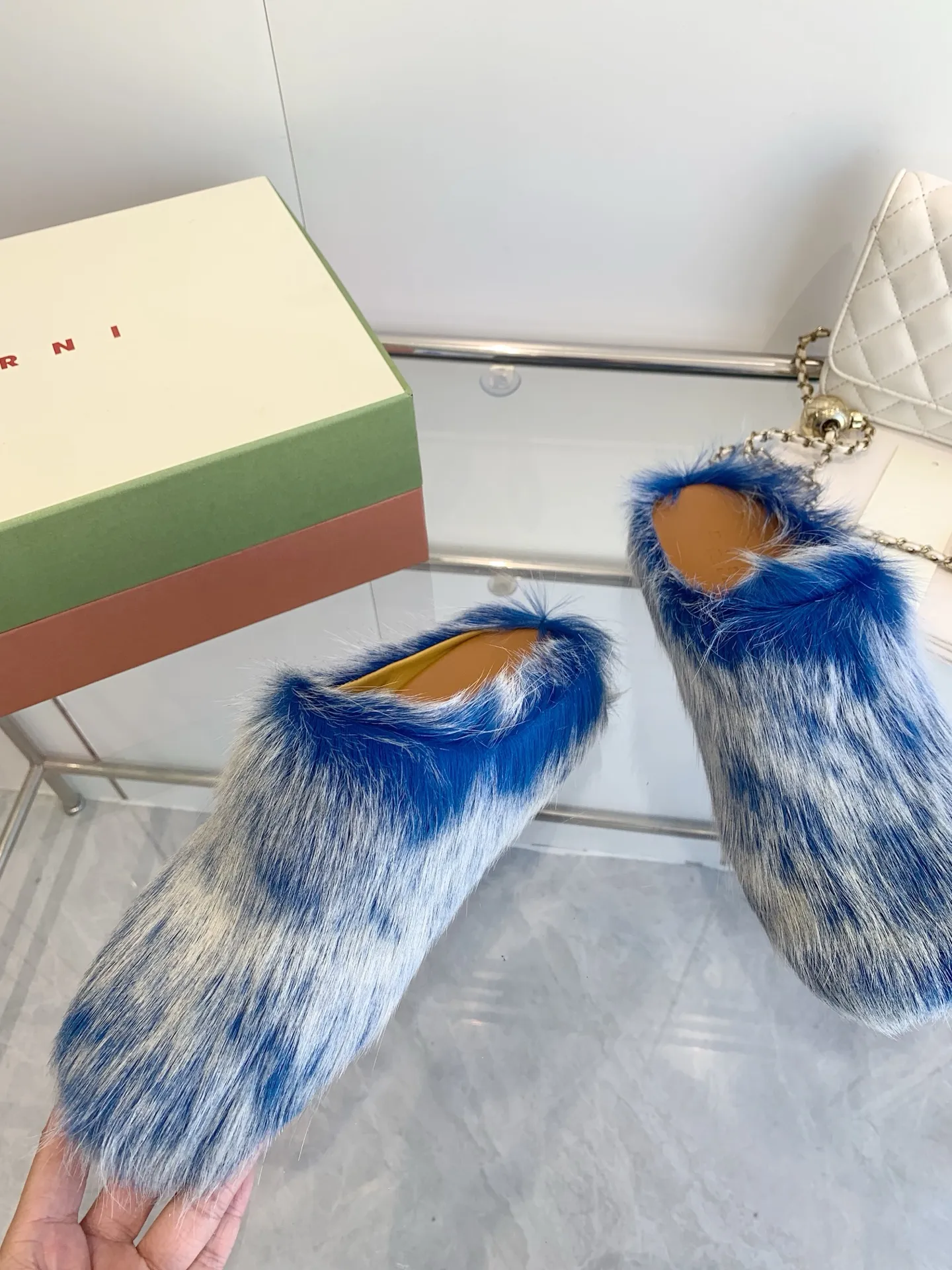 👟👟Ex-factory price 540👟👟 Men +20 🔥🔥🔥 MARNI Sabot Horsehair Slippers are a giant trendy horsehair slipper with a toe cap for all seasons, making it a beautiful landscape. The texture makes your feet more beautiful, confident and comfortable. It is a symbol of taste whether you wear it at home or outside! The real thing is very textured and the comfort is great. Fabric: horse hair. Lining: leather lining. Foot pads: leather. Sole: leather insole, rubber sole. Size: women's size 35-40. men's size: 40-46. Complete package.